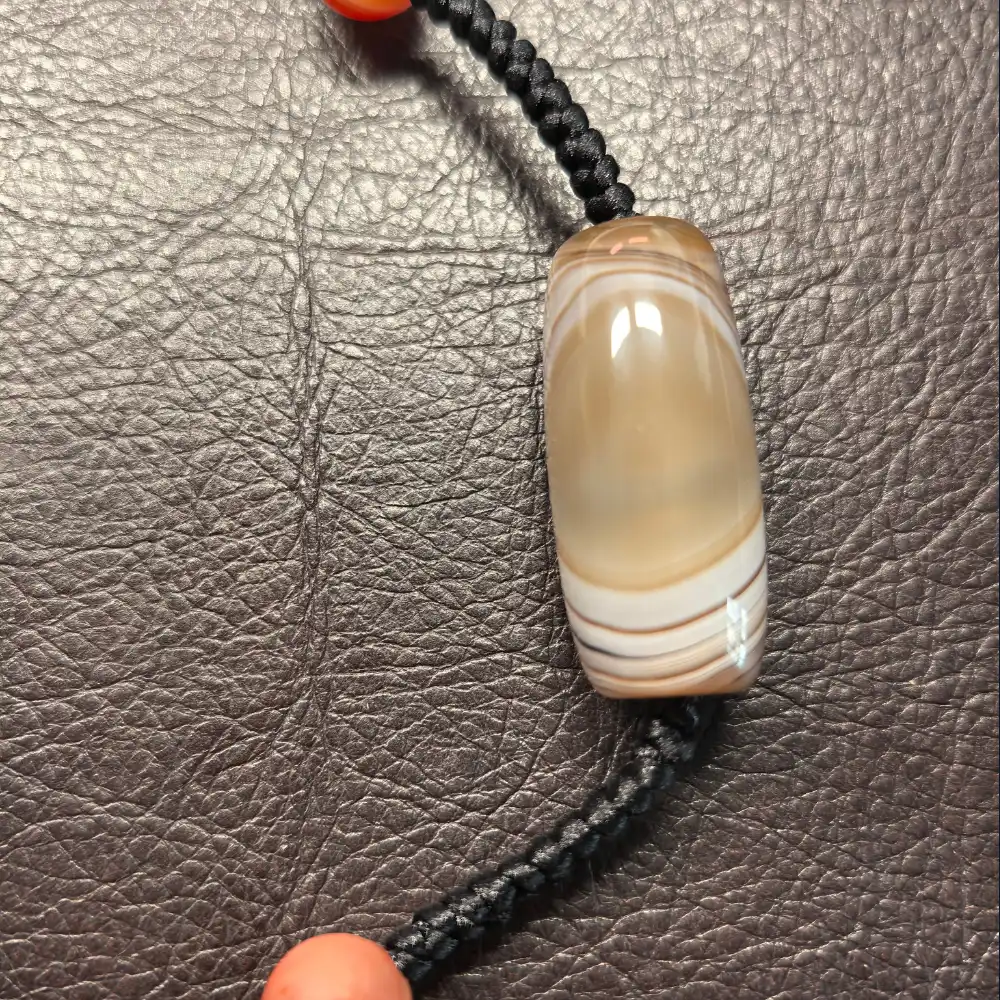 Natural Banded Agate Barrel Bead - Cream and Beige Layered Bands - Macro Detail